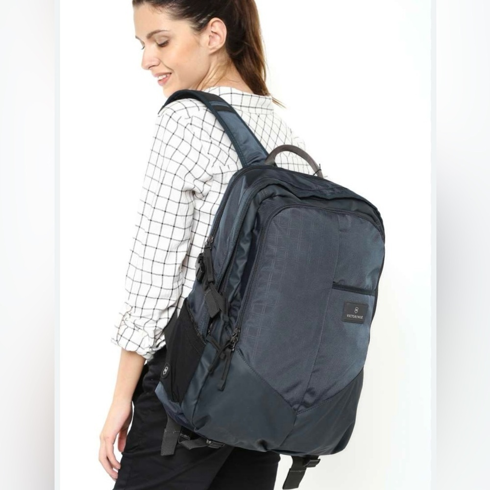 Victorinox Unisex Black Altmont 3.0 Backpack - Picture 3 of 13